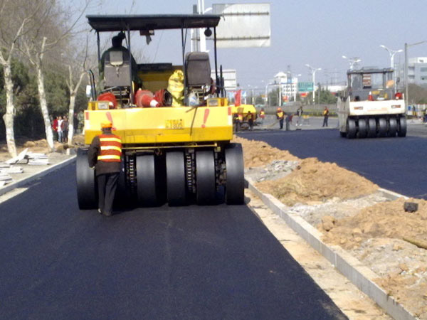 胶轮压路机